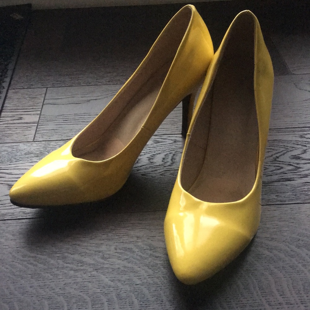 Yellow, pointed toe heals